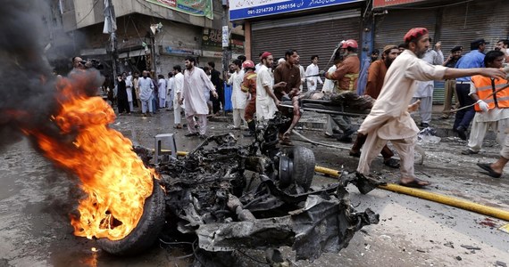 ​Co najmniej 31 osób zginęło w wybuchu samochodu pułapki w pobliżu posterunku policji w Peszawarze, na północnym zachodzie Pakistanu - poinformowała policja. Do szpitala trafiło ok. 70 rannych.