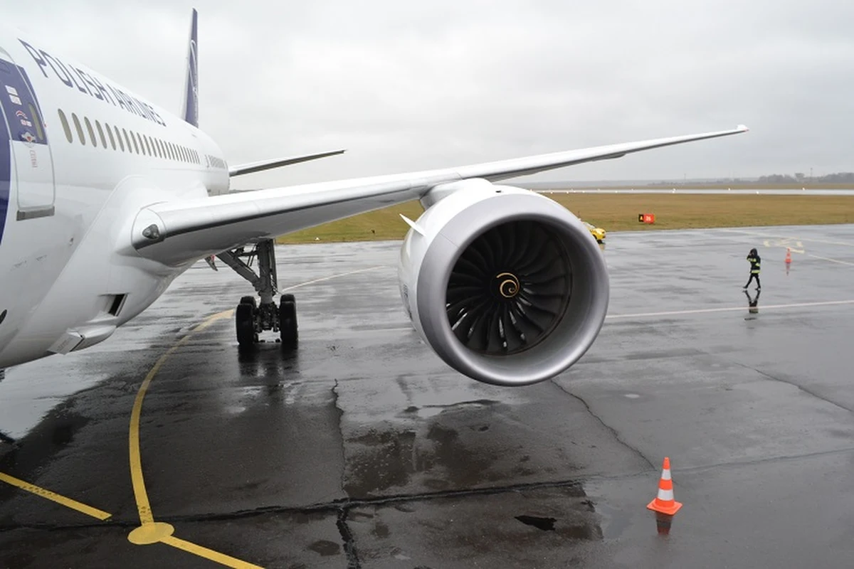 Kolejny problem z polskim dreamlinerem. Z powodu usterki systemu identyfikacji samolotu należący do LOT-u Boeing 787, lecący z Toronto do Warszawy, nie został wpuszczony na terytorium Norwegii. Maszyna musiała wylądować na lotnisku Keflavik na Islandii.