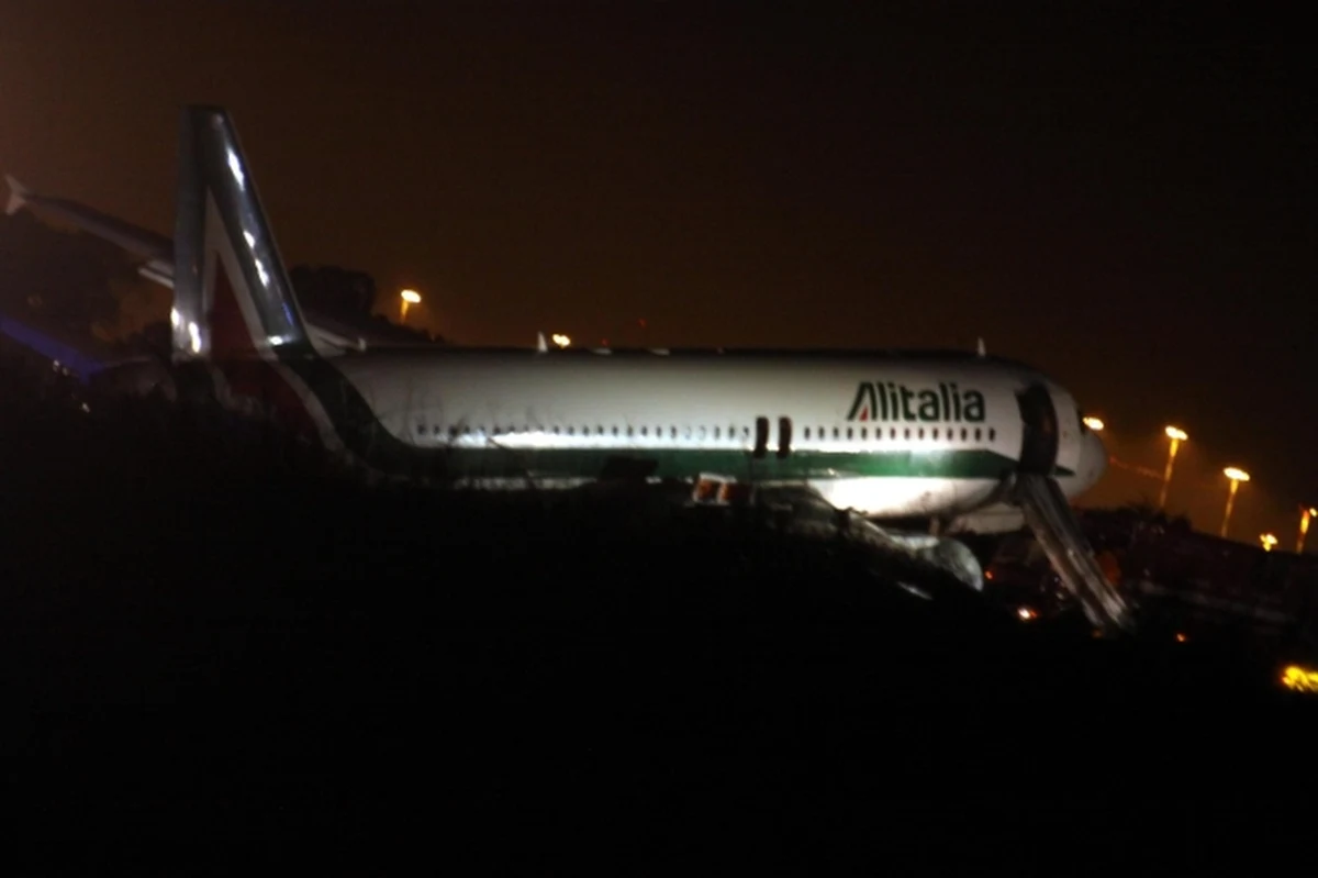 Samolot włoskich linii lotniczych Alitalia musiał wczoraj wieczorem awaryjnie lądować na lotnisku w Rzymie z powodu problemów z wysunięciem podwozia.  Nikomu nic się nie stało.  