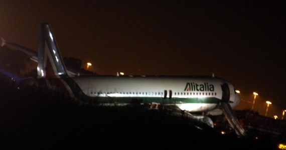 Samolot włoskich linii lotniczych Alitalia musiał wczoraj wieczorem awaryjnie lądować na lotnisku w Rzymie z powodu problemów z wysunięciem podwozia.  Nikomu nic się nie stało.  