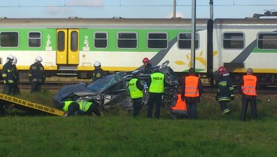 Dwa pociągi uderzyły w auto. Nie żyje kobieta, dzieci w ciężkim stanie