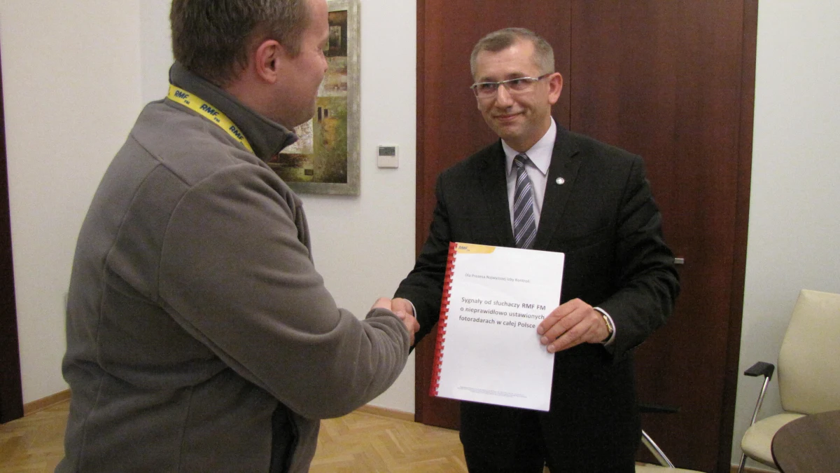 Mapa fotoradarowych absurdów już pod lupą Najwyższej Izby Kontroli. Stworzony przez Was spis miejsc, w których stoją maszynki do zarabiania pieniędzy, a nie urządzenia, które mają dbać o nasze bezpieczeństwo przekazał prezesowi NIK-u Grzegorz Kwolek. 