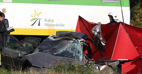 Dziewczynki, które były w samochodzie zmiażdżonym przez pociągi na przejeździe kolejowym w Kozerkach koło Grodziska Mazowieckiego, walczą o życie w dwóch warszawskich szpitalach. Bardzo ciężki jest stan 9-latki, a jej dwuletniej siostry - stabilny. 