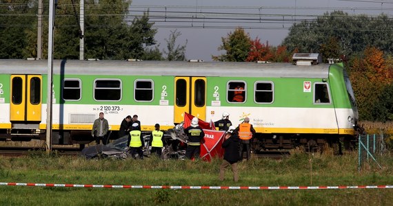 Policja szuka świadków tragicznego wypadku na strzeżonym przejeździe kolejowym w Kozerkach koło Grodziska Mazowieckiego. W poniedziałek w zmiażdżonym samochodzie zginęła 36-letnia kobieta. Jej dwie córki walczą o życie w warszawskich szpitalach. Samochód wjechał na tory przy otwartych zaporach. Na razie nie wiadomo dlaczego. 