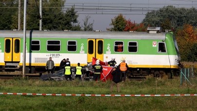 Policja szuka świadków tragedii na przejeździe kolejowym koło Grodziska Mazowieckiego