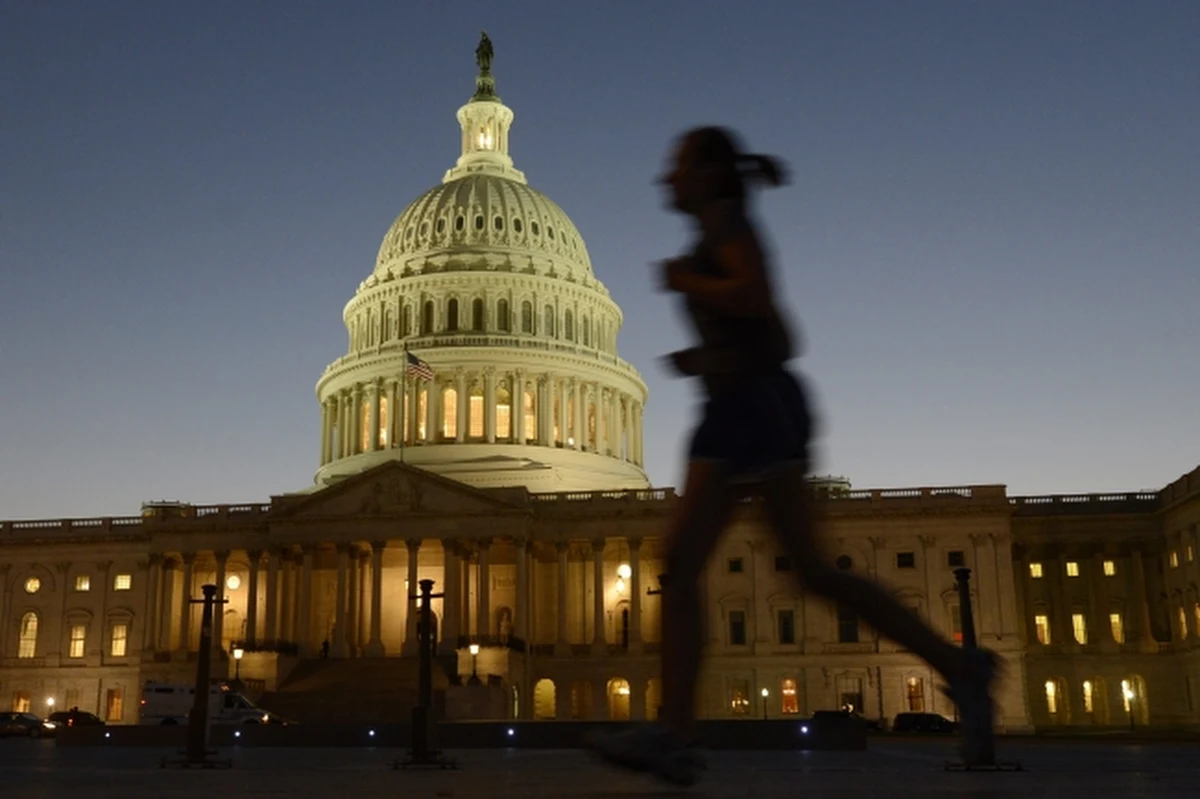 Biały Dom nakazał wstrzymanie pracy części instytucji federalnych. Powodem są kłopoty finansowe, wynikające z nieprzyjęcia nowej ustawy budżetowej przez amerykański Kongres. Na przymusowy urlop - jak wyliczył "New York Times" - ma iść 97 proc. pracowników NASA, 94 proc. pracowników agencji ochrony środowiska, około proc. 80 personelu ministerstwa pracy i resortu finansów, a także połowa ludzi zatrudnionych w Pentagonie.
