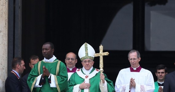 W wywiadzie dla włoskiego dziennika "La Repubblica" papież Franciszek powiedział, że przywódcy Kościoła byli często "narcyzami", głodnymi pochlebstw, i byli "niezdrowo prowokowani przez swych dworzan". "Dwór to trąd papiestwa" - dodał papież. Franciszek mówiąc o Kurii Rzymskiej, którą zamierza zreformować, ocenił, że i tam niekiedy są "dworzanie". Wyznał, że bywa "antyklerykałem". 
