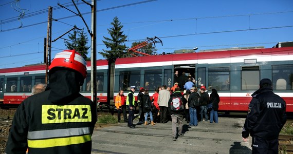 Dróżnik ze stacji kolejowej w Kozerkach koło Grodziska Mazowieckiego zostanie dziś zwolniony do domu. Wiadomo jednak, że nie usłyszy na razie zarzutu nieumyślnego spowodowania śmierci. Z nieoficjalnych ustaleń reporterów RMF FM wynika, że powodem są rozbieżności w zeznaniach dróżnika i świadków zdarzenia. 