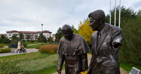 Około trzech tygodni potrwa naprawa figury Ronalda Reagana stojącej w nadmorskim parku w Gdańsku. Kosztować będzie dużo mniej niż zakładali urzędnicy. Wczoraj w nocy ktoś odpiłował figurze byłego prezydenta USA lewą rękę.