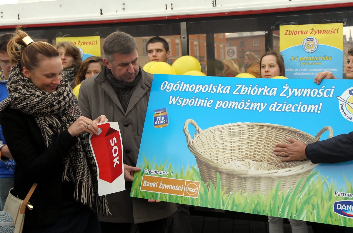 W najbliższy weekend w całej Polsce organizowana jest kolejna zbiórka żywności w ramach akcji "Podziel się posiłkiem". Na ulice wyjdzie 35 tysięcy wolontariuszy. 