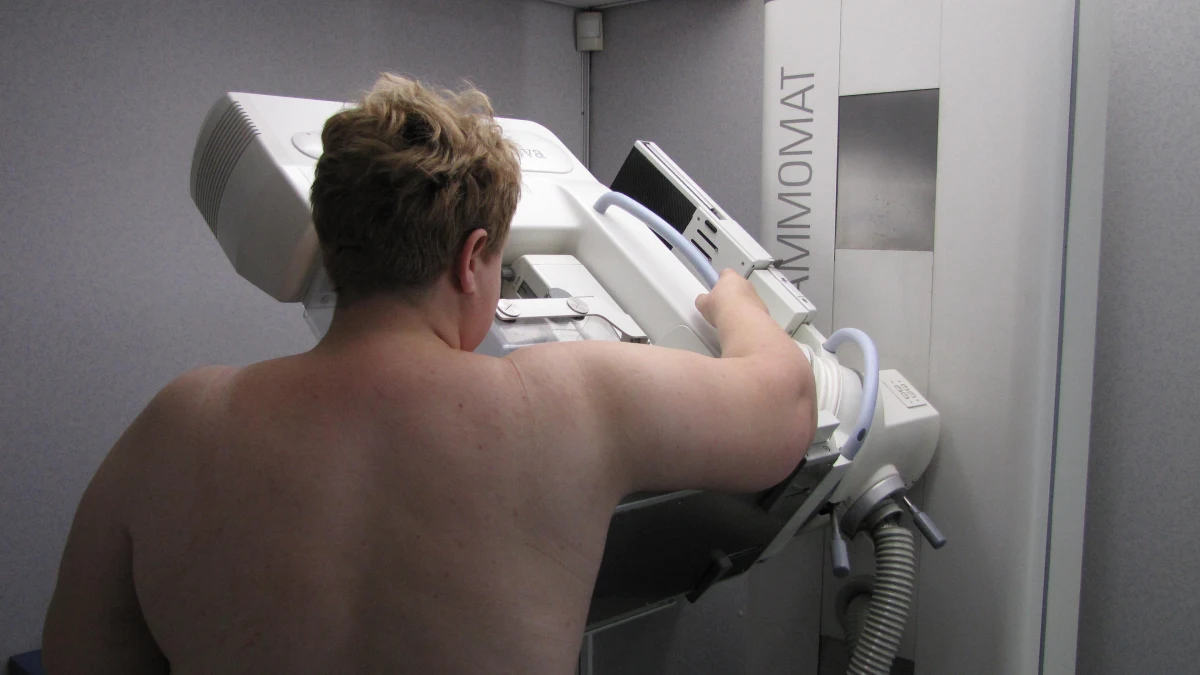 Trwa kilka minut, jest na wyciągnięcie ręki, nic nie kosztuje, a może uratować życie. Mowa o badaniu piersi. W tym roku tylko na Mazowszu z usług mammobusów skorzystało prawie 78 tysięcy kobiet. U ponad 3 tysięcy trzystu wykryto zmiany chorobowe. 