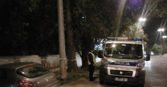 Policja zatrzymała mężczyznę, który na terenie ogródków działkowych przy ulicy Żwirki i Wigury w Warszawie postrzelił znajomego. Rannemu mężczyźnie nic nie zagraża. 
