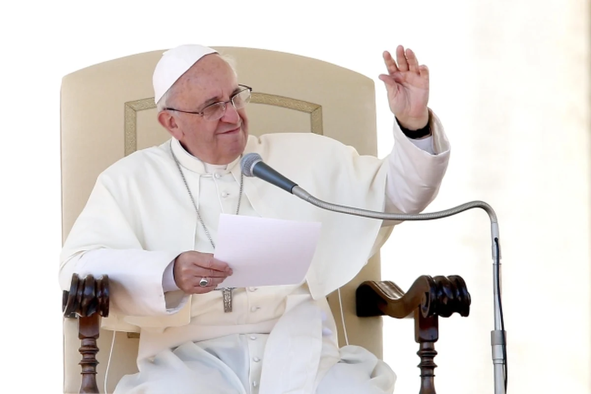 Papież Franciszek zadzwonił  do założyciela znanego na całym świecie ruchu Slow Food, Carlo Petriniego. Ujawnił on, że podczas 20-minutowej rozmowy telefonicznej papież pogratulował mu działalności i pracy, jaką wykonuje. 