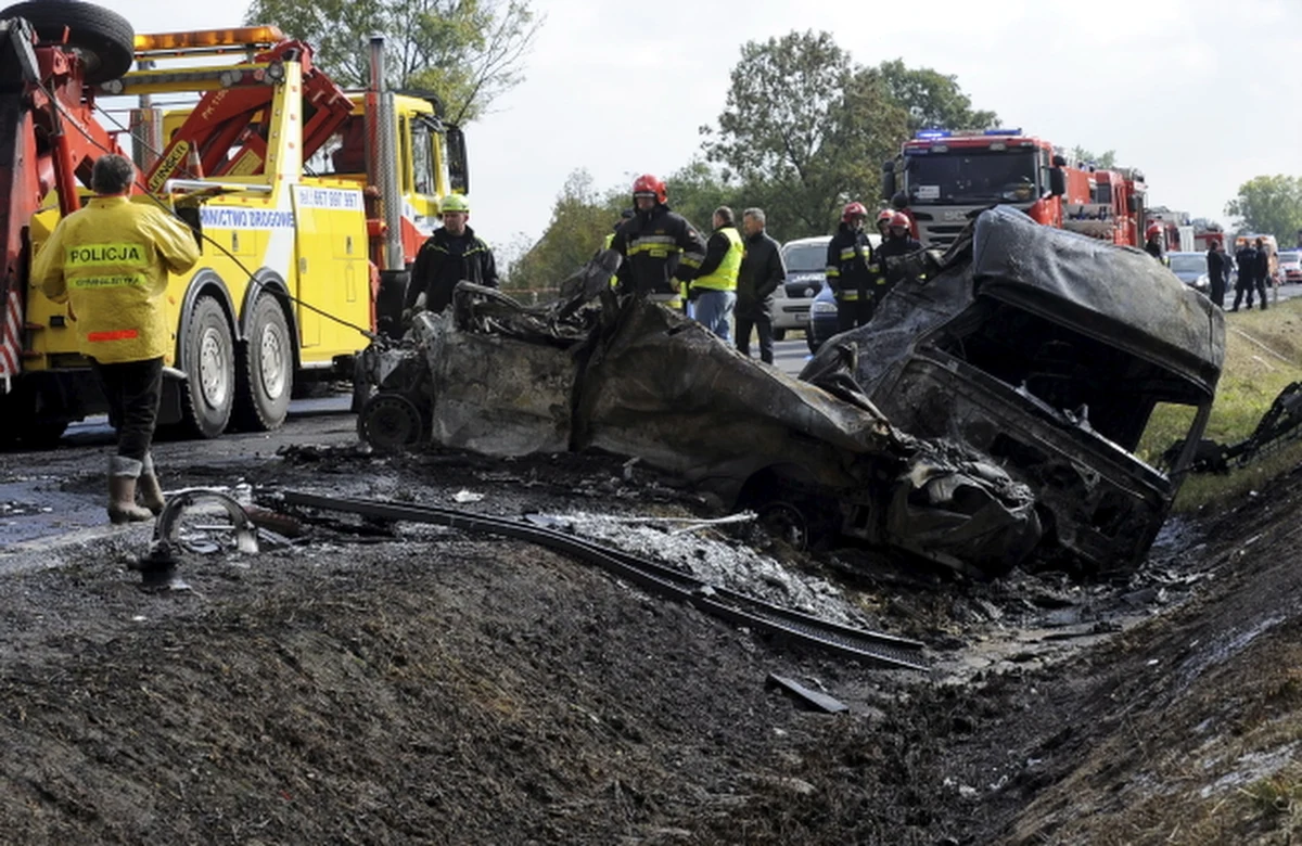Do prokuratury w Trzebnicy zgłosił się świadek, który widział wczorajszy wypadek na drodze numer 5 koło Prusic na Dolnym Śląsku. Kierowca cysterny zderzył się tam czołowo z kierowcą karetki pogotowia szpitala w Sosnowcu. Zginął kierowca karetki.