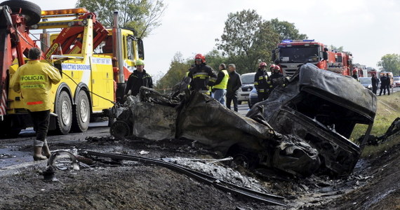 Do prokuratury w Trzebnicy zgłosił się świadek, który widział wczorajszy wypadek na drodze numer 5 koło Prusic na Dolnym Śląsku. Kierowca cysterny zderzył się tam czołowo z kierowcą karetki pogotowia szpitala w Sosnowcu. Zginął kierowca karetki.