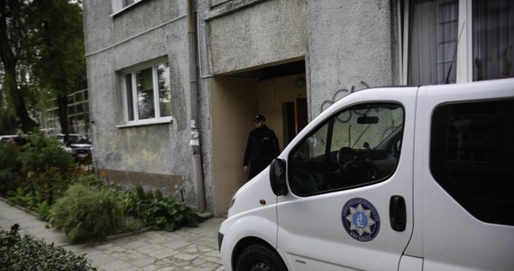 Tragedia w bloku przy ulicy Pocieszka w Kielcach. Nie żyje 2,5-letnia dziewczynka – najprawdopodobniej została zamordowana. Policja podejrzewa o zabójstwo matkę dziecka. Kobieta jest w tej chwili w szpitalu. Reporter RMF MAXXX dowiedział się nieoficjalnie, że próbowała popełnić samobójstwo.