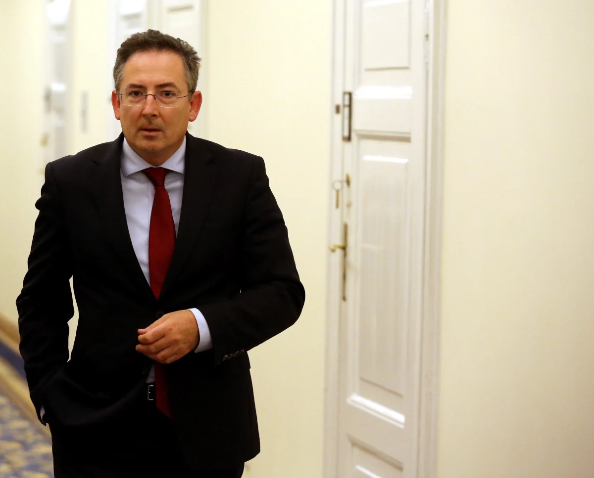 Minister spraw wewnętrznych Bartłomiej Sienkiewicz próbuje załagodzić skandal po opublikowaniu w prasie jego rzekomej wypowiedzi o policjantach, którzy "sami często pochodzą z patologicznych rodzin i nie potrafią właściwie zareagować na przemoc". Na stronie ministerstwa opublikował list, w którym przekonuje, że nie jest to jego wypowiedź, a mało precyzyjne jej omówienie. 