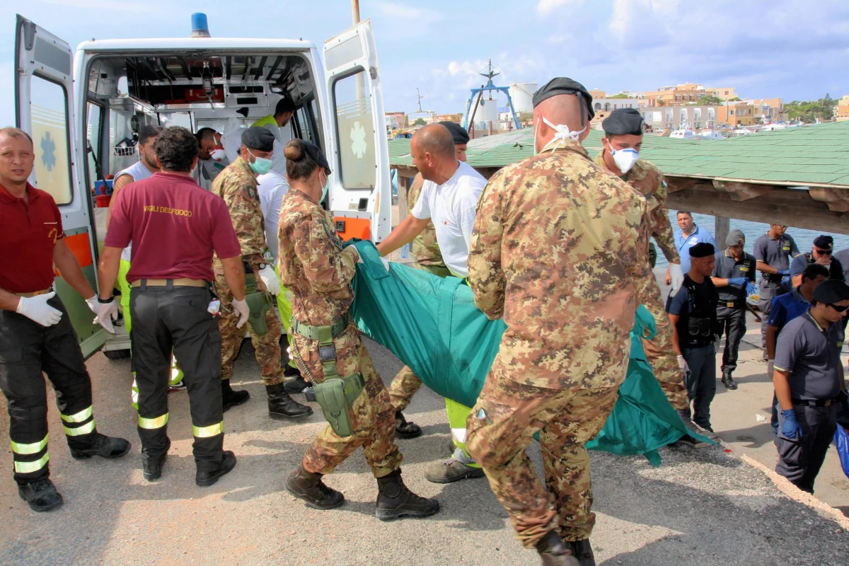 Co najmniej 127 ofiar śmiertelnych, ok. 250 zaginionych - to nowy bilans katastrofy statku z imigrantami koło włoskiej wyspy Lampedusa. Liczba ofiar rośnie z każdą chwilą, bo wyławiane są kolejne ciała. Piątek ogłoszono we Włoszech dniem żałoby narodowej.