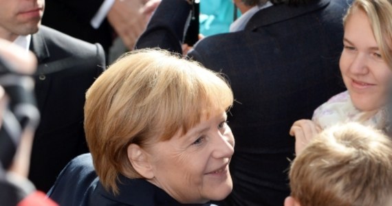 Przed rozpoczęciem rozmów sondażowych pomiędzy CDU i CSU a SPD w sprawie utworzenia rządu koalicyjnego kanclerz Angela Merkel naciska na szybkie postępy. Socjaldemokraci podchodzą do rozmów z rezerwą. W odwodzie pozostają Zieloni. 