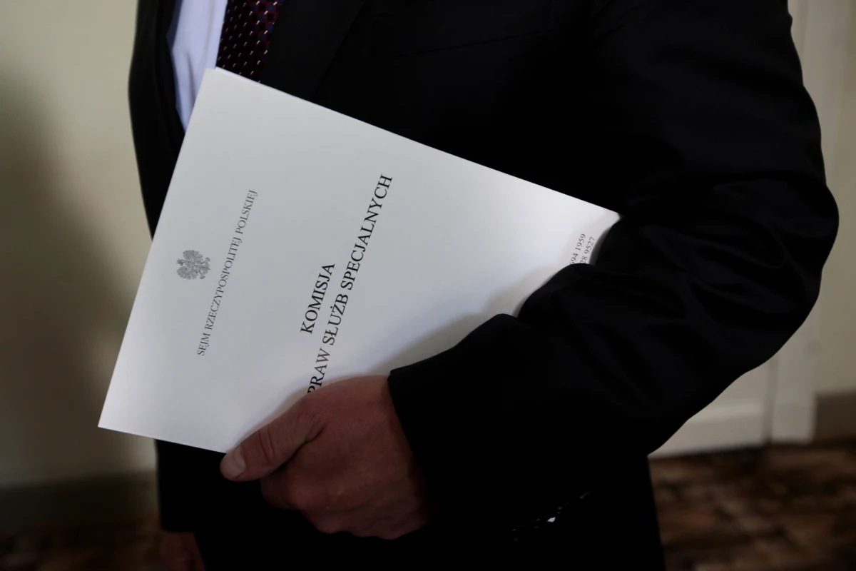 Nie ma nagrania części ostatniego posiedzenia speckomisji – informuje „Rzeczpospolita”. Chodzi o niedawne głośne posiedzenie komisji ds. służb specjalnych, na którym minister obrony Tomasz Siemoniak oraz szef MSW Bartłomiej Sienkiewicz udzielali posłom wyjaśnień na temat dymisji szefa Służby Wywiadu Wojskowego gen. Janusza Noska. Został on zdymisjonowany tuż po tym, gdy odmówił dostępu do tajemnic państwowych wiceszefowi MON Waldemarowi Skrzypczakowi, którego SKW podejrzewa o korupcję.