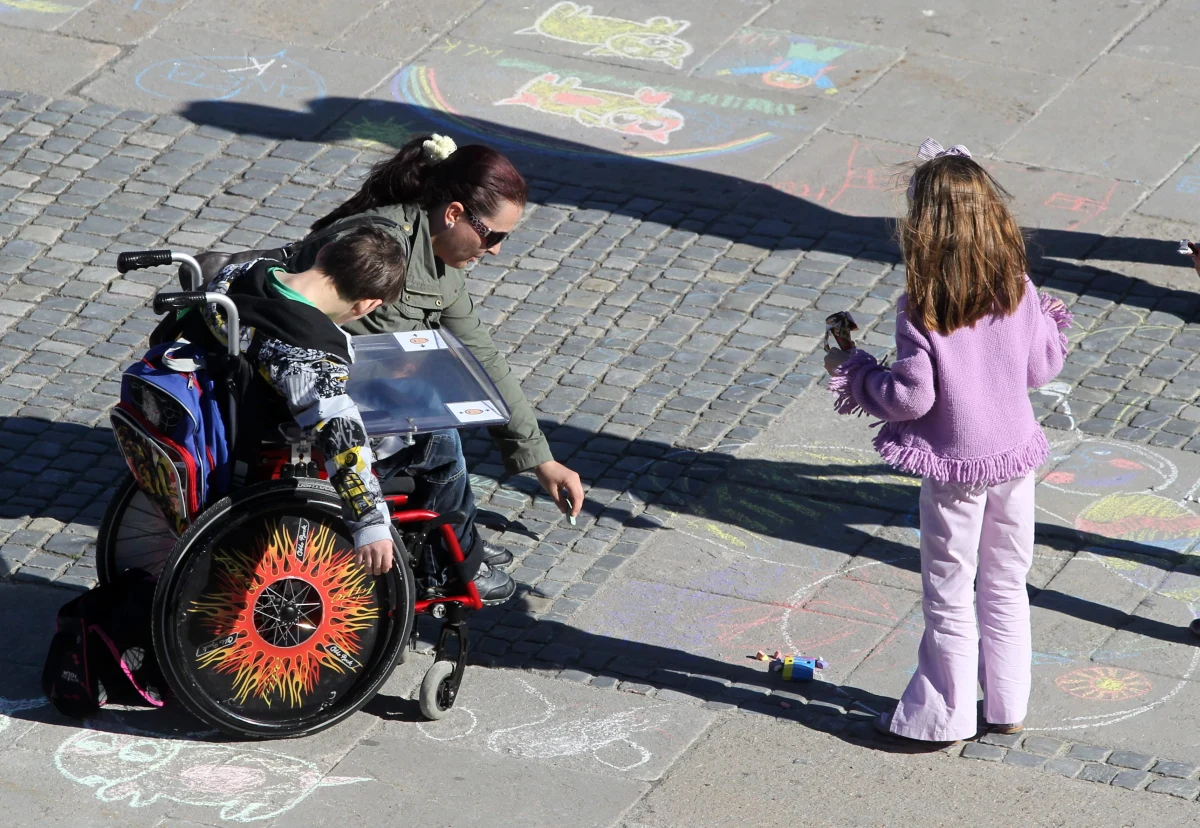 Rodzice dzieci z zespołem Huntera walczący o nieskreślanie z listy leków refundowanych preparatu, dzięki któremu ich dzieci są w stanie normalnie funkcjonować, chorzy ze stwardnieniem rozsianym poddawani są urzędniczej weryfikacji: czy opłaca się ich jeszcze leczyć, czy już nie. Zaledwie w ciągu dwóch dni pojawiają się na antenie RMF FM takie informacje. Życie chorych, niestety, zależy od urzędniczego „widzimisię”.  