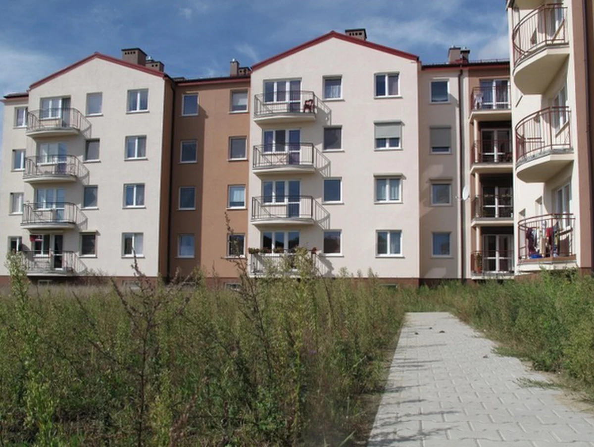 Przez miesiące nie udawało się naprawić fuszerek, załatwić placu zabaw ani odnowić popękanych ścian budynku na Osiedlu Bajkowym w Jarocinie. Dzisiaj - dzięki interwencji reportera RMF FM Adama Górczewskiego - przed jednym z bloków pojawiły się huśtawki dla dzieci i ławeczki. Deweloper deklaruje, że wkrótce pojawi się także oświetlenie. 