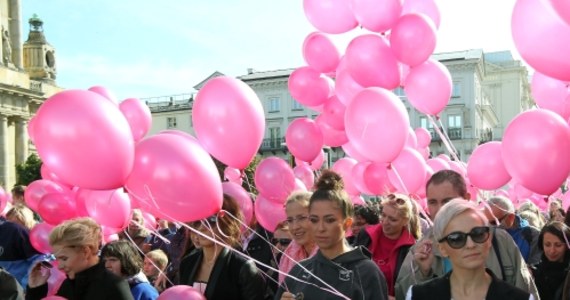 "Dbam o siebie dla Ciebie" - pod takim hasłem ulicami Warszawy przeszedł Marsz Różowej Wstążki. To już 16. edycja imprezy, której celem jest promowanie profilaktyki raka piersi i zachęcenie kobiet do regularnych badań.  