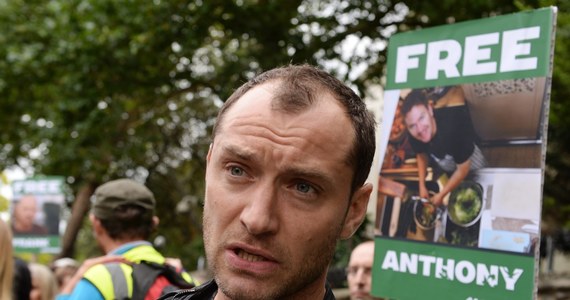 Aktor Jude Law i muzyk Damon Albarn wzięli udział w demonstracji, zorganizowanej w Londynie przeciwko aresztowaniu w Rosji 30 aktywistów z Greenpeace. Wśród oskarżonych o piractwo ekologów jest sześciu Brytyjczyk oraz Polak Tomasz Dziemiańczuk.