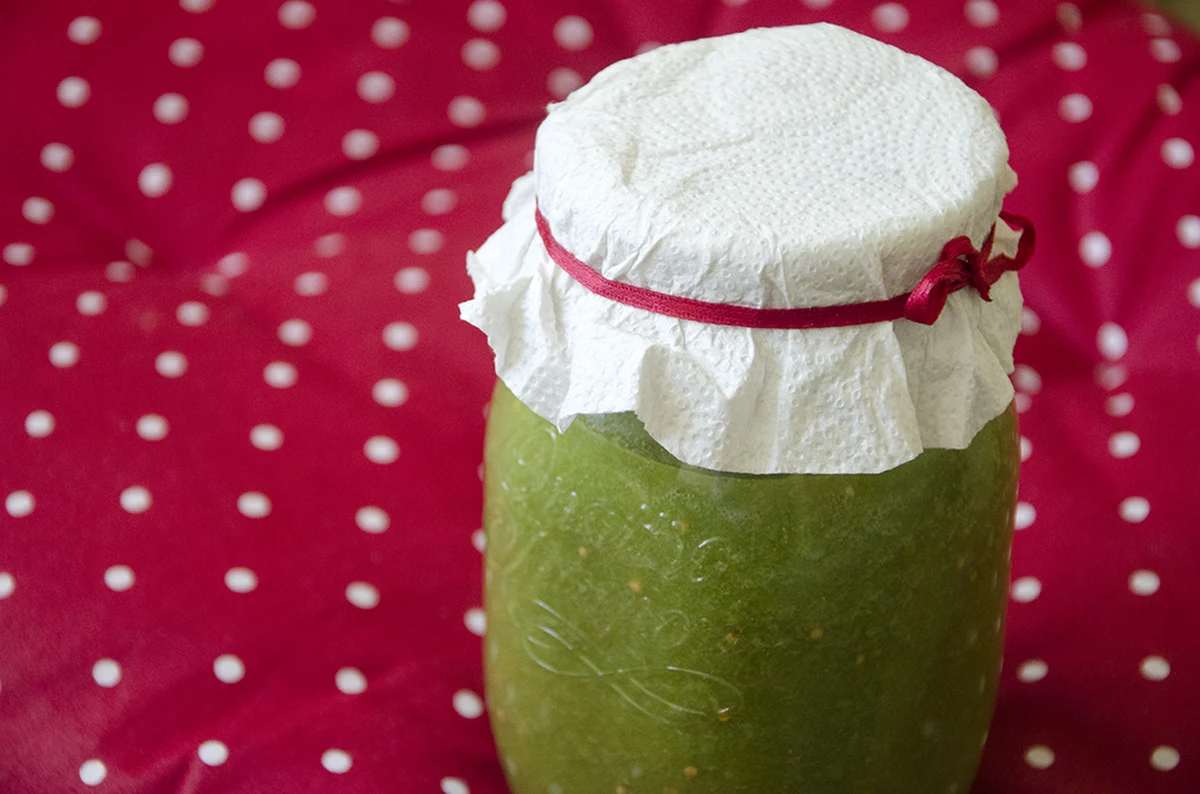 „Minął sierpień, minął wrzesień, znów październik i ta jesień…” – śpiewał niegdyś Wiesław Michnikowski z Kabaretu Starszych Panów. Dla zmartwionych kończącym się sezonem na pomidory mamy trzy przepisy. Pomogą nam cieszyć się smakiem tych warzyw podczas zimowych miesięcy.