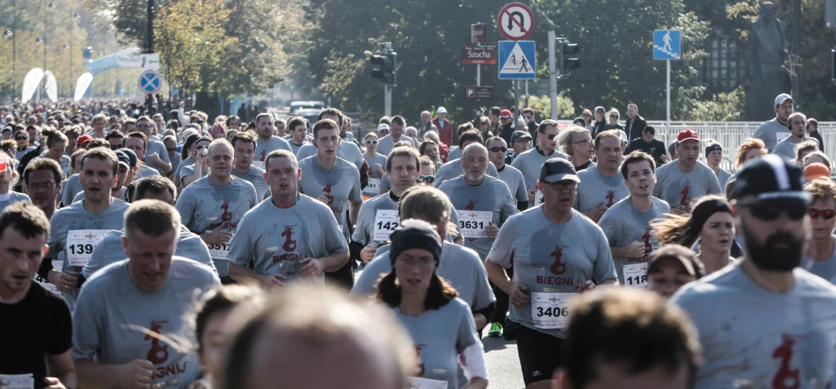 Nie żyje 37-letni uczestnik Biegnij Warszawo. Mężczyzna zasłabł po dobiegnięciu do mety. Mimo natychmiastowej pomocy, zmarł po przewiezieniu do szpitala. Do warszawskiego szpitala klinicznego trafiły także dwie inne osoby. W imprezie wzięło udział 12 tysięcy ludzi.