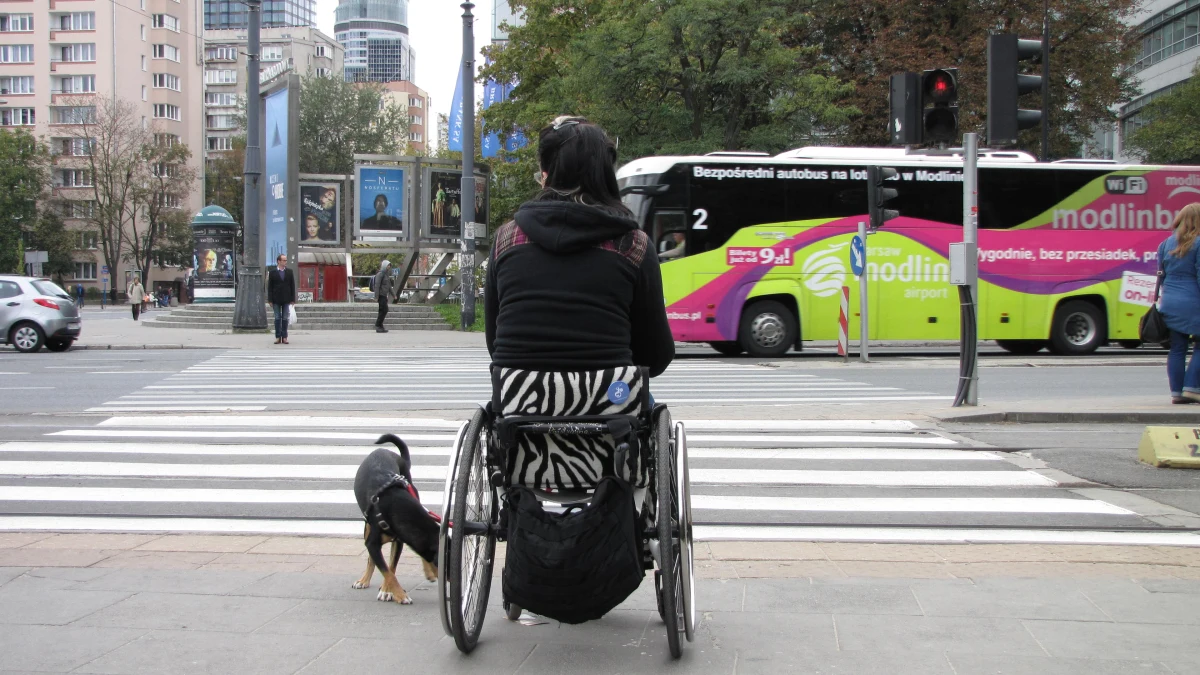 Kulawość Warszawy najbardziej widać z perspektywy wózka inwalidzkiego, ale „dopada” również rodziców prowadzących wózki z dziećmi, turystów ciągnących walizki na maleńkich kółeczkach i chyba nas wszystkich w naszej codzienności. Z tą „kulawością” postanowiła pokłócić się Iza Sopalska – młodziutka kobieta na wózku inwalidzkim.  