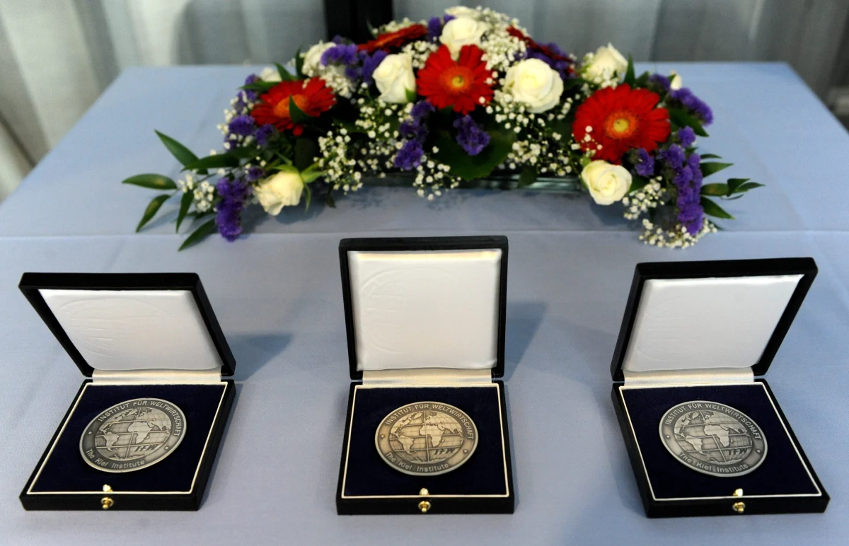 Dwaj Amerykanie - James E. Rothman i Randy W. Schekman i urodzony w Niemczech Thomas C. Suedhof zostali laureatami Nagrody Nobla w dziedzinie medycyny i fizjologii. Wszyscy zostali nagrodzeni za odkrycie, w jaki sposób komórki organizują transport, by cząsteczki istotne dla procesów życiowych trafiały tam, gdzie trzeba, dokładnie w tej chwili, gdy są potrzebne. 