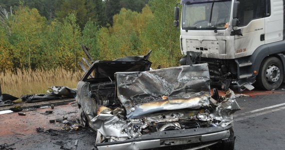 Trzy osoby zginęły w wypadku, do którego doszło na drodze krajowej nr 10 Lubieszyn - Płońsk niedaleko miejscowości Prostynia (Zachodniopomorskie). Droga przez trzy godziny była zablokowana.