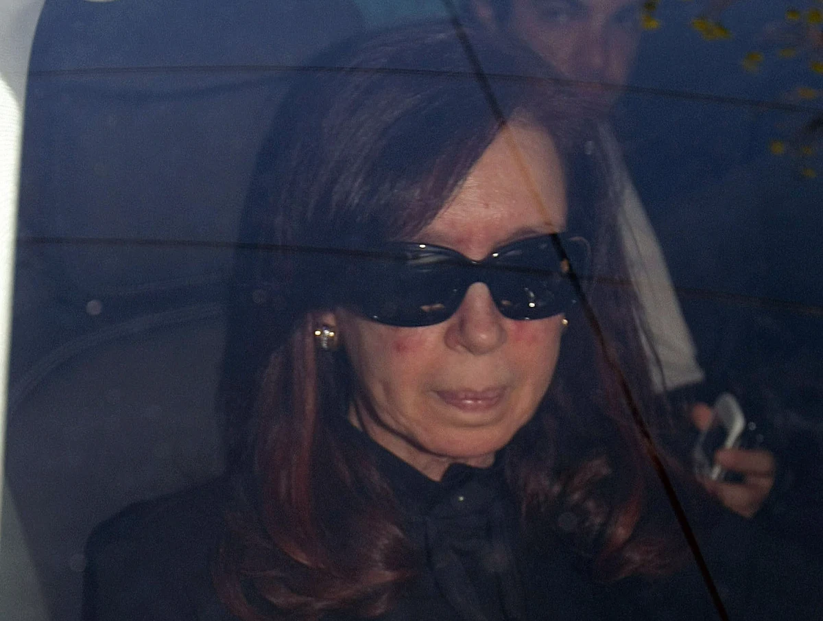 Prezydent i szef rządu Argentyny Cristina Fernandez de Kirchner zostanie dziś poddana operacji głowy. Lekarze mają usunąć jej krwiaka mózgu. W sobotę lekarze zalecili pani prezydent wzięcie miesięcznego urlopu z powodów zdrowotnych.