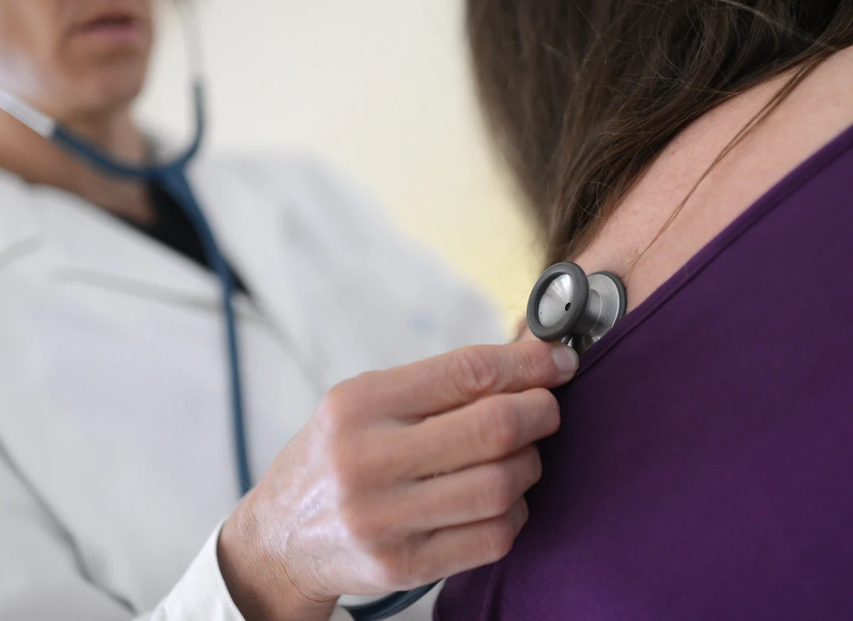 Pobyt w luksusowych ośrodkach SPA, drogie laptopy, pieniądze, a nawet... seks. Wszystko za wypisywanie recept na konkretne leki dla pacjentów. Tak właśnie w Polsce korumpuje się lekarzy - donosi "Fakt", który dotarł do byłej pracownicy jednego z koncernów farmaceutycznych. 