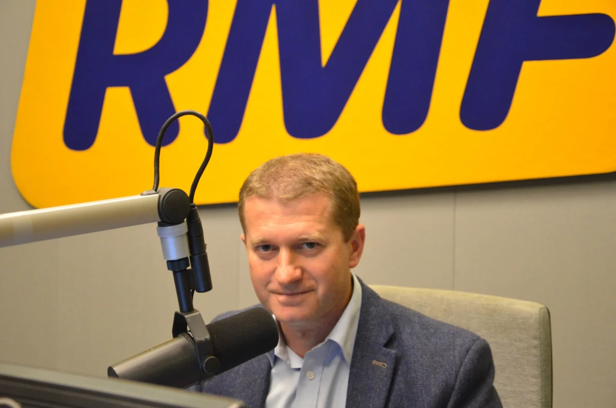 „Biegi masowe stają się coraz bardziej popularne. W związku ze śmiercią jednego z uczestników biegu w stolicy, sejmowa Komisja Sportu w tym tygodniu rozpocznie analizę systemów prawnych stosowanych przy organizacji tego typu imprez”- zapowiada szef komisji Ireneusz Raś w Kontrwywiadzie RMF FM. „Niewykluczone że potrzebne są przepisy regulujące udział w biegach ulicznych. Na całym świecie te same zasady w biegach masowych. Obowiązkowe są zaświadczenia o dobrym stanie zdrowia uczestnika. Trzeba zbadać, jak wygląda sytuacja w Polsce. Potrzebna jest też większa wiedza uczestników, jak się przygotować”- mówi Raś w RMF FM.