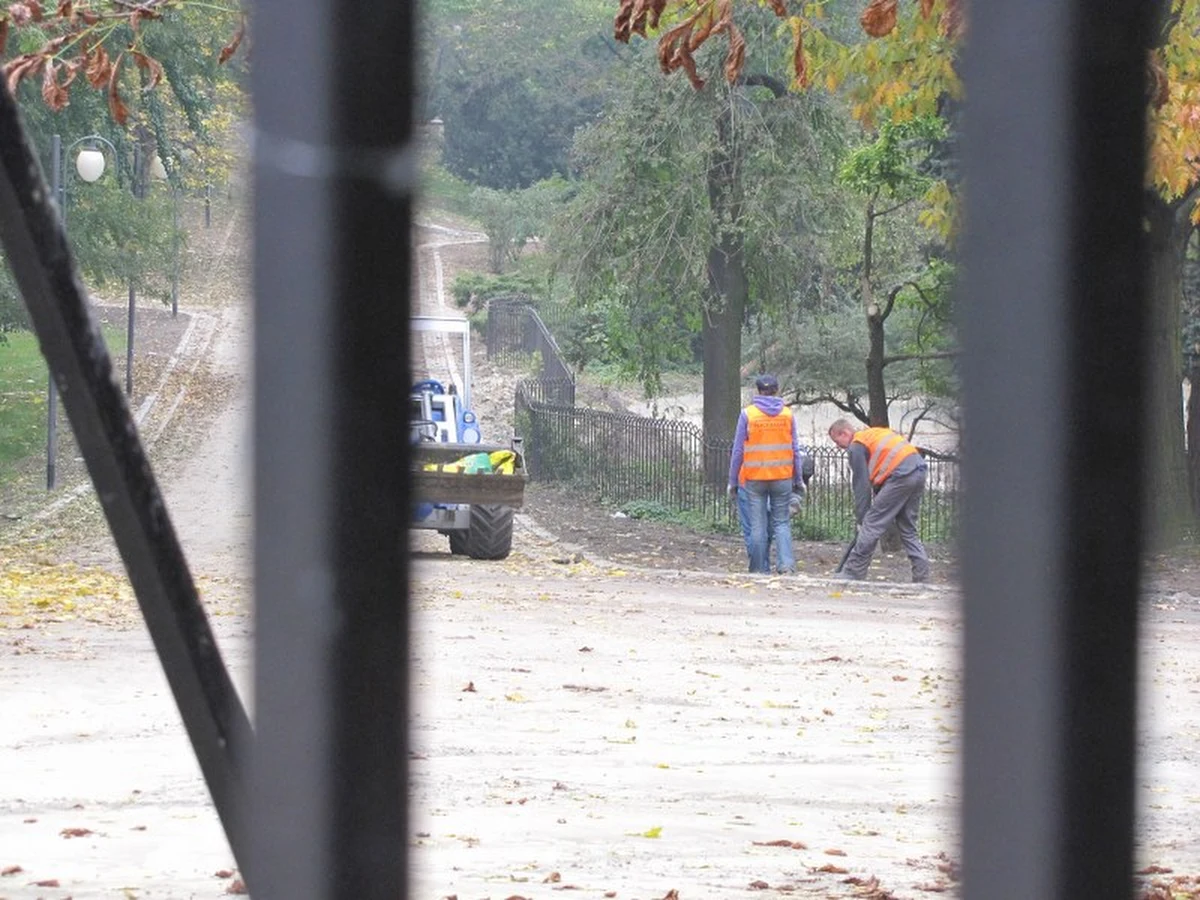 Lublinianie z niecierpliwością patrzą na przeciągający się remont w Parku Saskim. Prace trwają już ponad dwa lata. Pochłonęły 8,5 miliona złotych. 