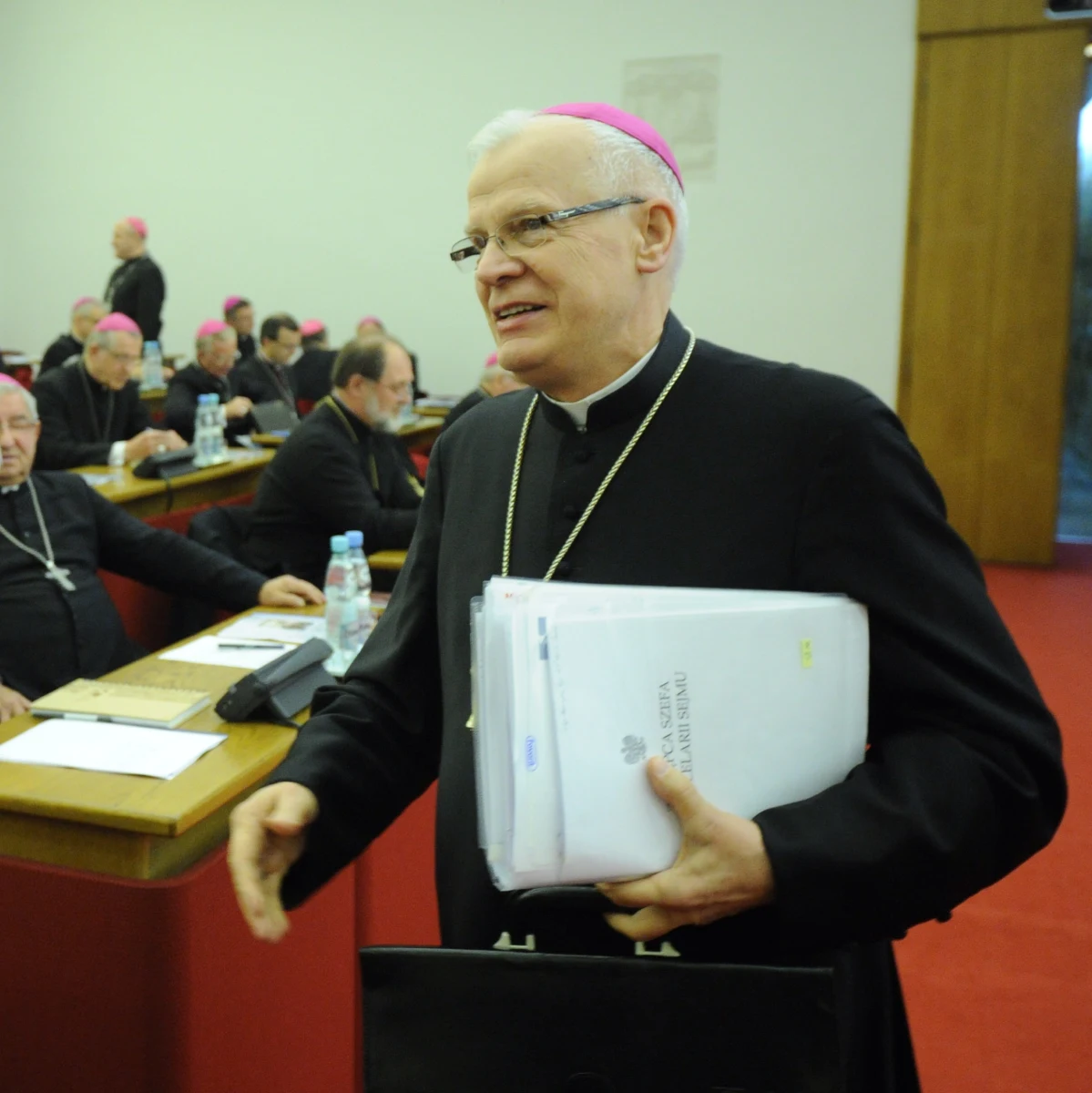 „Wiele tych molestowań udałoby się uniknąć, gdyby te relacje między rodzicami były zdrowe. Słyszymy nieraz, że to często wyzwala się ta niewłaściwa postawa czy nadużycie, kiedy dziecko szuka miłości. Ono lgnie, ono szuka. I zagubi się samo i jeszcze tego drugiego człowieka wciąga”… Zszokowała mnie ta wypowiedź abpa Józefa Michalika. Czy to jest żart, księże arcybiskupie? Czy to jest ponury, okrutny żart?