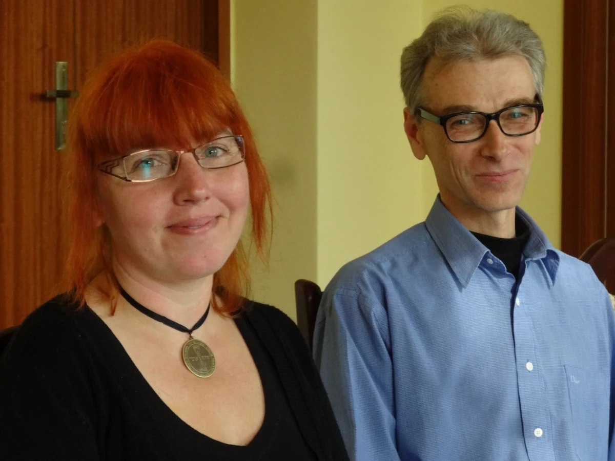 "Można powiedzieć, że jest to ukoronowanie właściwie pół wieku prac, które teoretycy prowadzili nad konstrukcją modelu, który właściwie na jednej kartce papieru potrafi opisać całą naszą wiedzę o przyrodzie" - mówi o Nagrodzie Nobla w dziedzinie fizyki prof. Maciej Skrzypek z Instytutu Fizyki Jądrowej Polskiej Akademii Nauk w Krakowie.  "To olbrzymi sukces proszę pomyśleć ktoś przedstawił jakąś teorię 50 lat temu i my pracowicie przez te 50 lat budowaliśmy kolejne eksperymenty. Rozwijaliśmy nasze metody badawcze żeby wreszcie tą cząstkę znaleźć" - dodaje Anna Kaczmarska z tego instytutu. Laureatami zostali murowani w tym roku faworyci Belg Francois Englert i Szkot Peter Higgs za teoretyczne odkrycie mechanizmu, który przyczynia się do zrozumienia, w jaki sposób cząstki elementarne "zdobywają" masę.