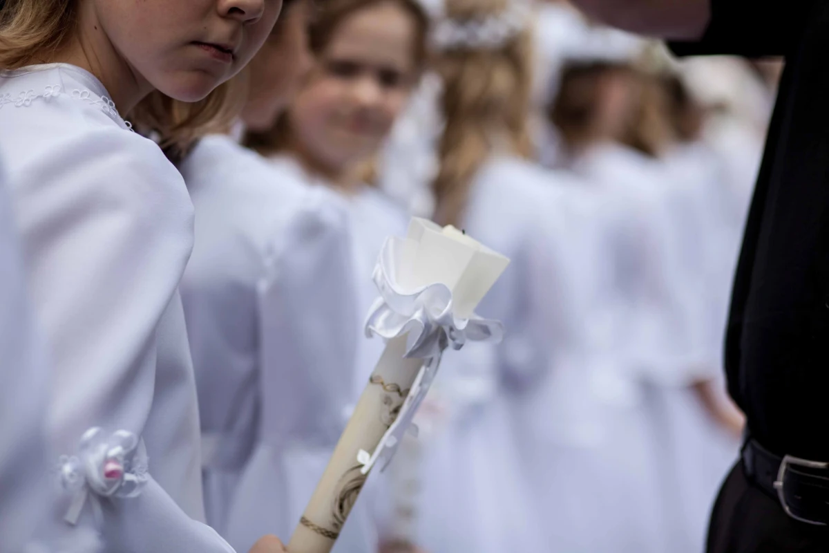 Pierwsza Komunia Święta w wieku 7, a nawet 6 lat, przeżywana nie grupowo, ale rodzinnie - będzie to możliwe w archidiecezji szczecińsko-kamieńskiej dzięki decyzji ks. abp. Andrzeja Dzięgi. Informuje o tym "Nasz Dziennik".  