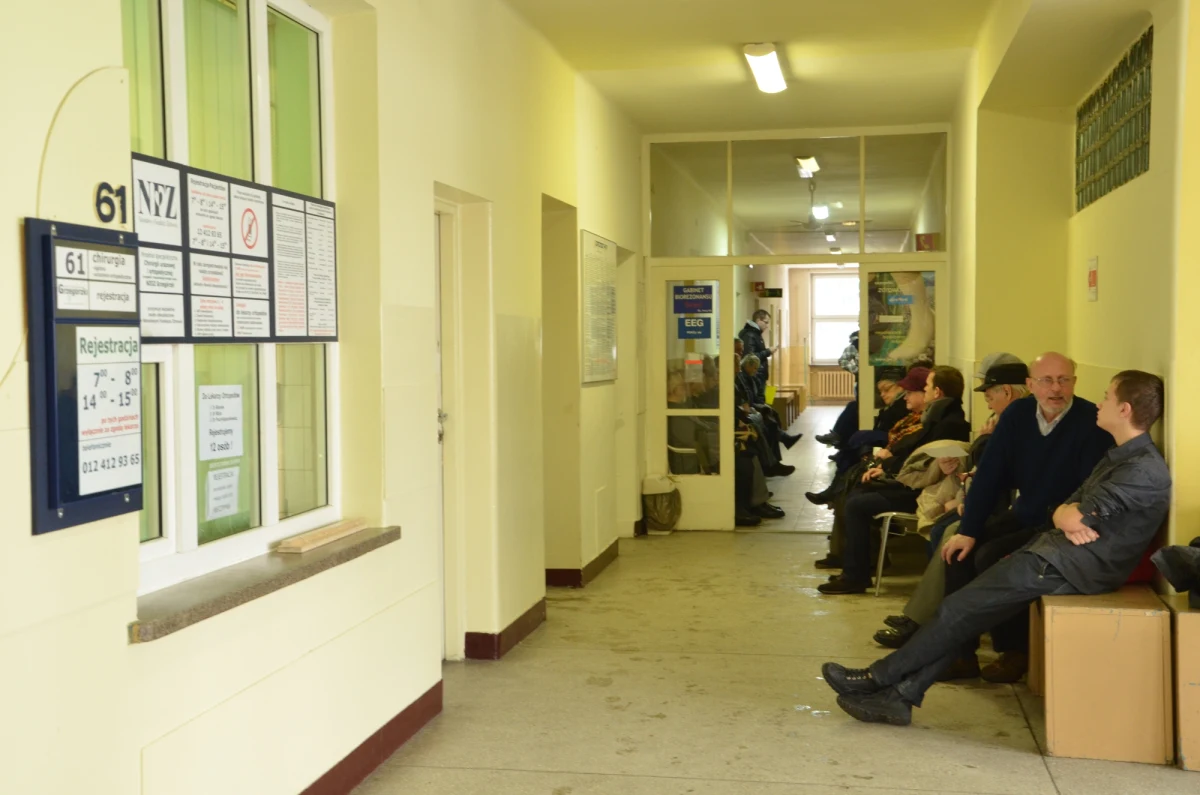 Szpitale i przychodnie bez kontraktów, a pacjenci bez lekarzy i pomocy medycznej - takiego czarnego scenariusza nie można wykluczyć po 1 stycznia. Narodowy Fundusz Zdrowia nie może bowiem zacząć przygotowań do podpisywania kontraktów medycznych na przyszły rok, ponieważ Ministerstwo Zdrowia wciąż nie wydało rozporządzeń koszykowych dotyczących tego, ile i za co ma płacić fundusz. Nie ma też ustawy, która pozwoli przedłużyć obecne umowy.