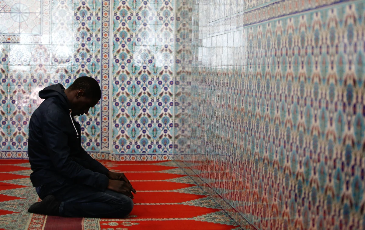 Szef brytyjskiego kontrwywiadu MI5 Andrew Parker ostrzegł, że w kraju znajdują się tysiące ekstremistów islamskich, którzy uważają ataki na Brytyjczyków za usprawiedliwione. Była to pierwsza publiczna wypowiedź Parkera od objęcia stanowiska w kwietniu tego roku.