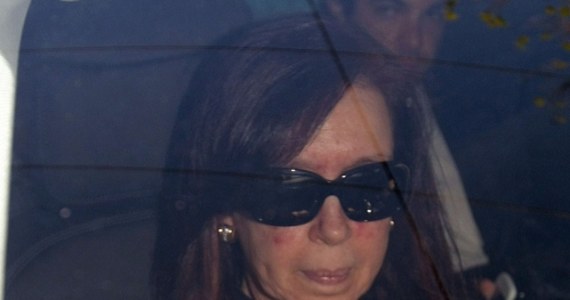 Prezydent Argentyny Cristina Fernandez de Kirchner po operacji usunięcia krwiaka mózgu wraca do zdrowia. Podejmuje już istotne dla kraju decyzje - poinformowała kancelaria prezydencka w Buenos Aires. 