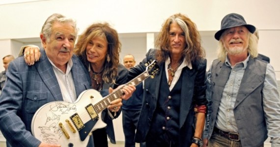 Prezydent Urugwaju José Mujica dostał gitarę od samego Stevena Tylera. Lider grupy Aerosmith odwiedził polityka razem z zespołem przy okazji koncertu w stolicy Urugwaju, Montevideo.