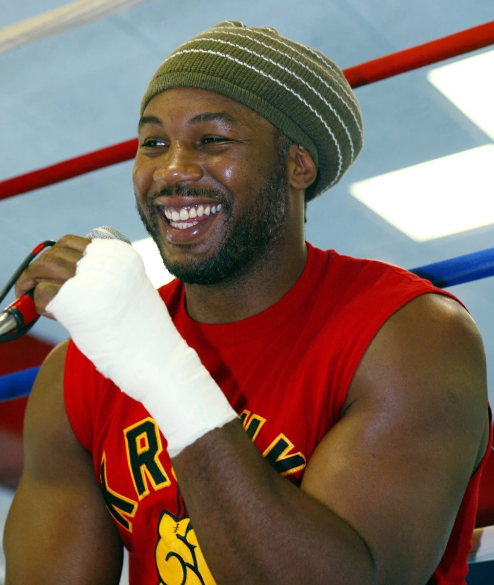 Były mistrz świata wagi ciężkiej Lennox Lewis poważnie myśli o powrocie na zawodowy ring. Amerykanin ostrzy sobie pięści na czempiona IBF, WBA, IBO oraz WBO Władimira Kliczkę. Lewis chce dostać za walkę bagatela... sto milionów dolarów. 