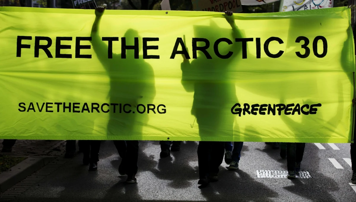 Niektórym z aktywistów organizacji ekologicznej Greenpeace, aresztowanych w Rosji pod zarzutem piractwa, mogą zostać przedstawione zarzuty popełnienia innych ciężkich przestępstw - powiadomił rzecznik Komitetu Śledczego generał Władimir Markin. Jego wypowiedź cytuje rządowa "Rossijskaja Gazieta". 