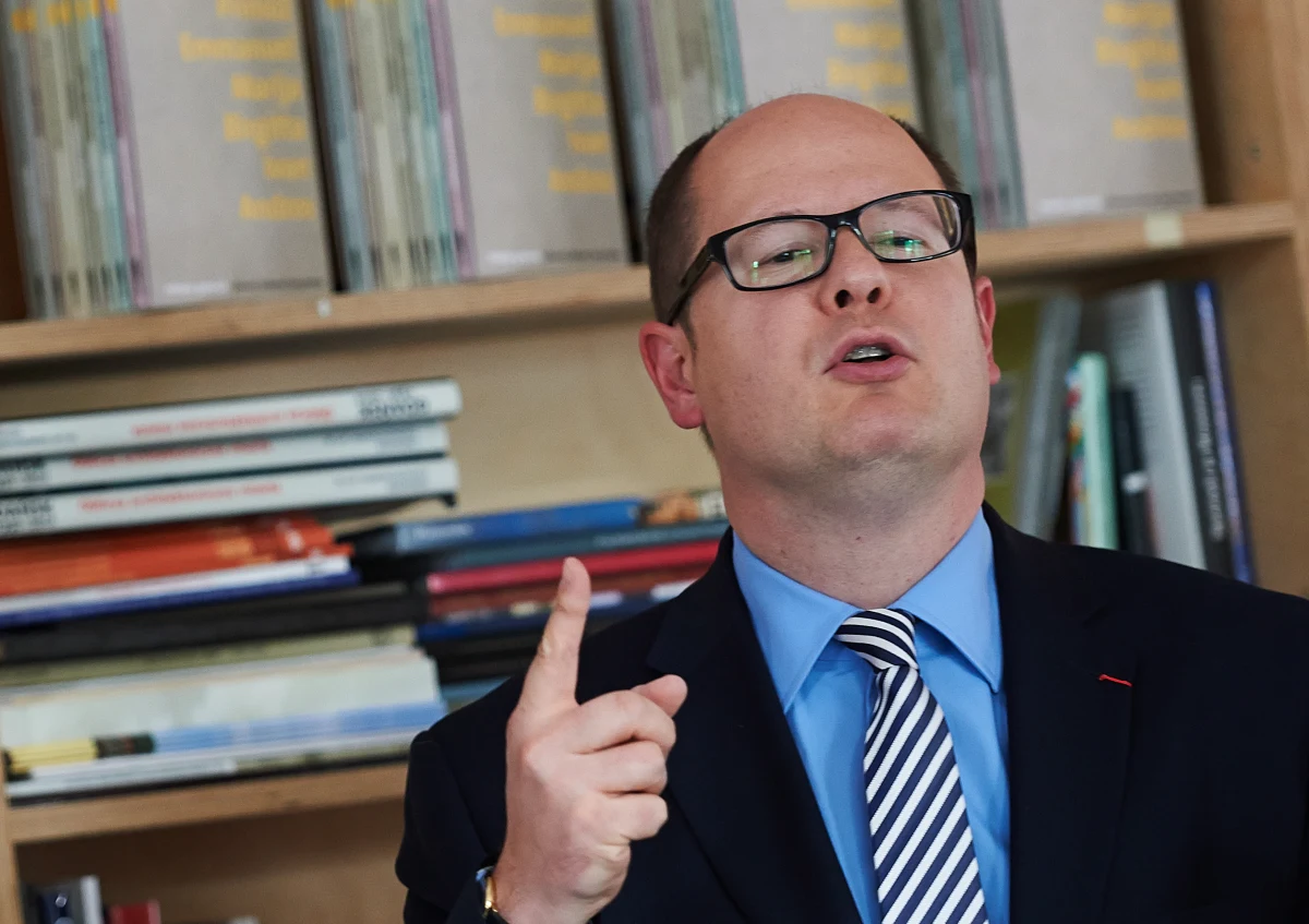 "Przedwczesne są informacje o mojej śmierci. Żyję, mam się bardzo dobrze" - mówi prezydent Gdańska Paweł Adamowicz. Dziś pierwszy raz publicznie odniósł się do zarzutów CBA, związanych z oświadczeniami majątkowymi. Skrytykował też ustawę o Centralnym Biurze Antykorupcyjnym. 