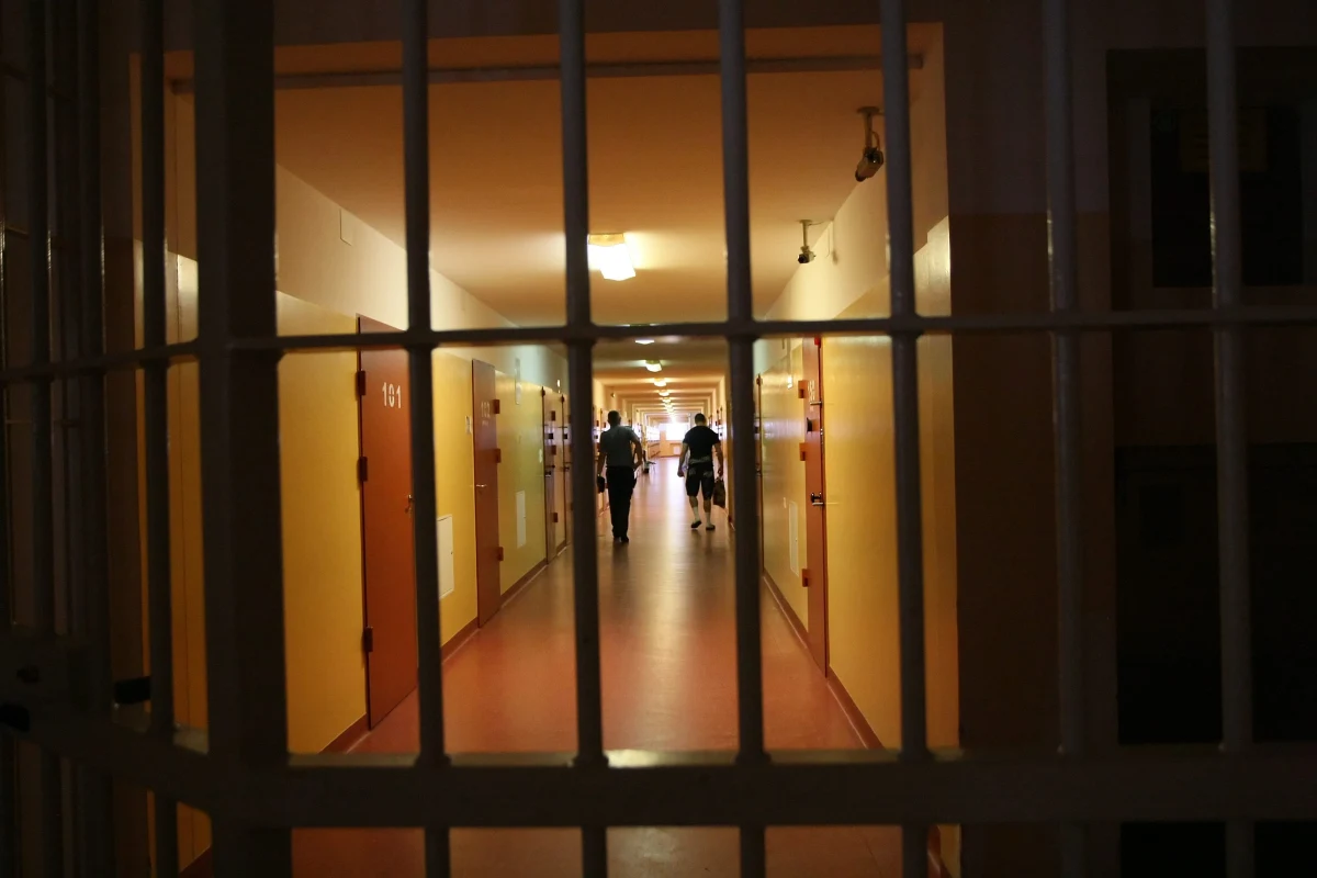 Za reklamowanie OFE będzie można trafić do więzienia. Taki kontrowersyjny zapis nieoczekiwanie znalazł się w opublikowanym wczoraj wieczorem projekcie ustawy o OFE. Rząd chce przez to wprowadzić absolutny zakaz reklamowania funduszy emerytalnych.