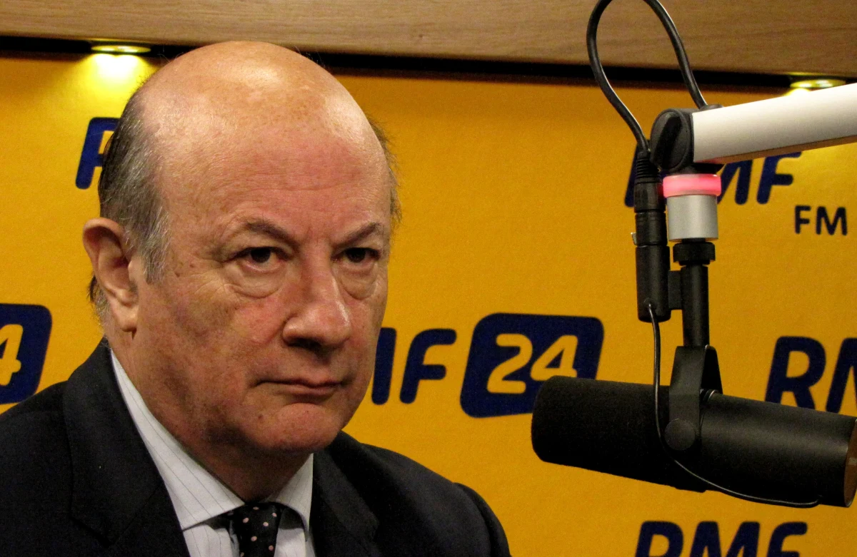 „To ostatnia zmiana w OFE w tej kadencji. Za trzy lata będzie tylko przegląd ich działalności” - zapowiada wicepremier i minister finansów Jacek Rostowski w Kontrwywiadzie RMF FM. „Zmiany w OFE poprawią finanse publiczne w średnim i długim okresie, co pozwala mieć nadzieję, że kiedy kryzys się skończy, powstanie możliwość obniżki podatków” - twierdzi. Który podatek pierwszy mógłby zostać obniżony po ustawie o OFE? „Jestem za promocją zatrudnienia, więc PIT”- mówi gość RMF FM. „Bez zmian w OFE na obniżki podatków nie ma szans- dodaje. „Powiem mojej córce, żeby przeszła do ZUS. Moja córka ogólnie mnie nie słucha, szczególnie w sprawach dotyczących finansów, ale ja i tak będę jej radził tak jak umiem. W jej przypadku lepiej, żeby wybrała ZUS”- mówi Rostowski w RMF FM.