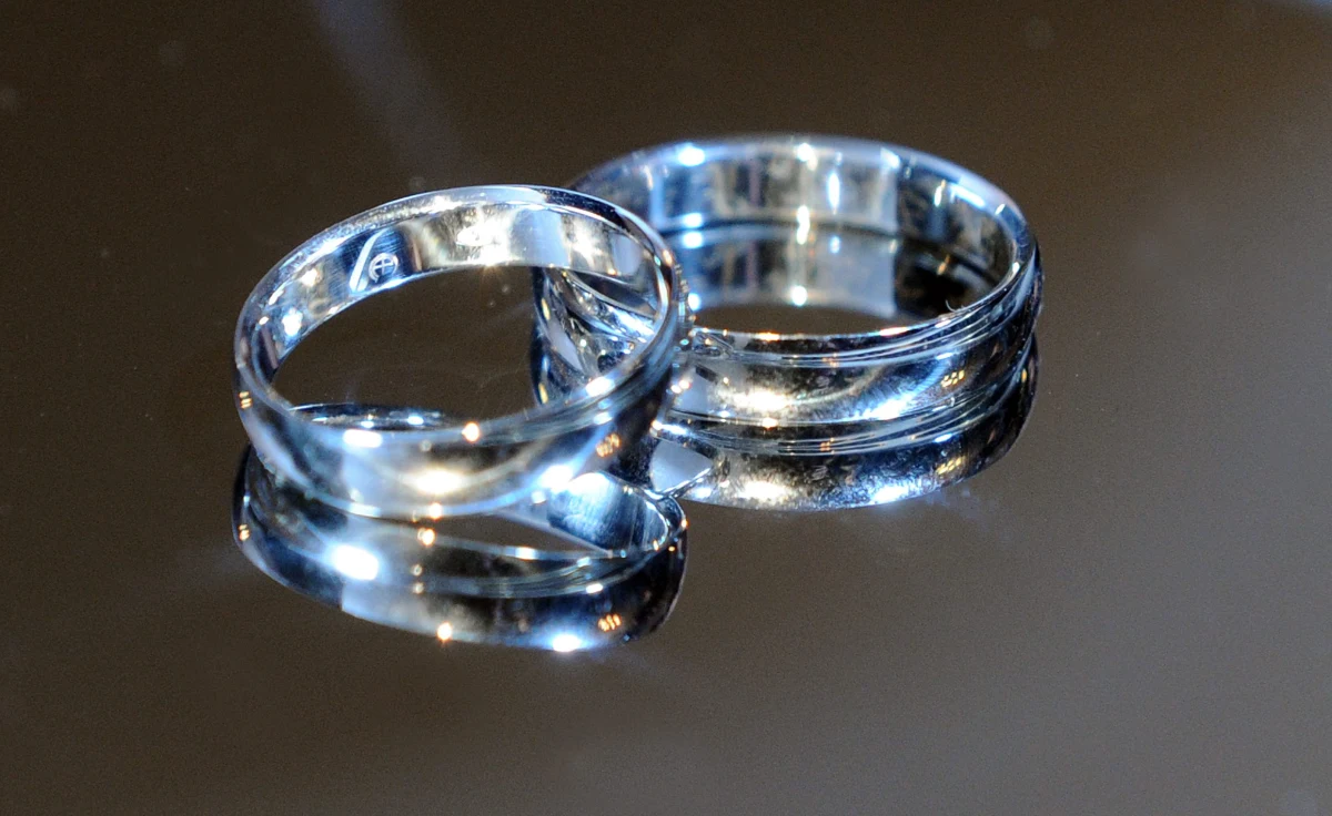 Ponad dwóch godzin potrzebował pewien Niemiec, aby zorientować się, że na stacji benzynowej przy autostradzie zostawił żonę i w dalszą drogę odjechał bez niej. Młode małżeństwo wracało do Berlina z podróży poślubnej do Francji. 